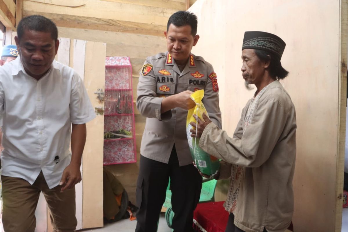 Polresta Kendari bagikan paket sembako ke masyarakat tidak mampu