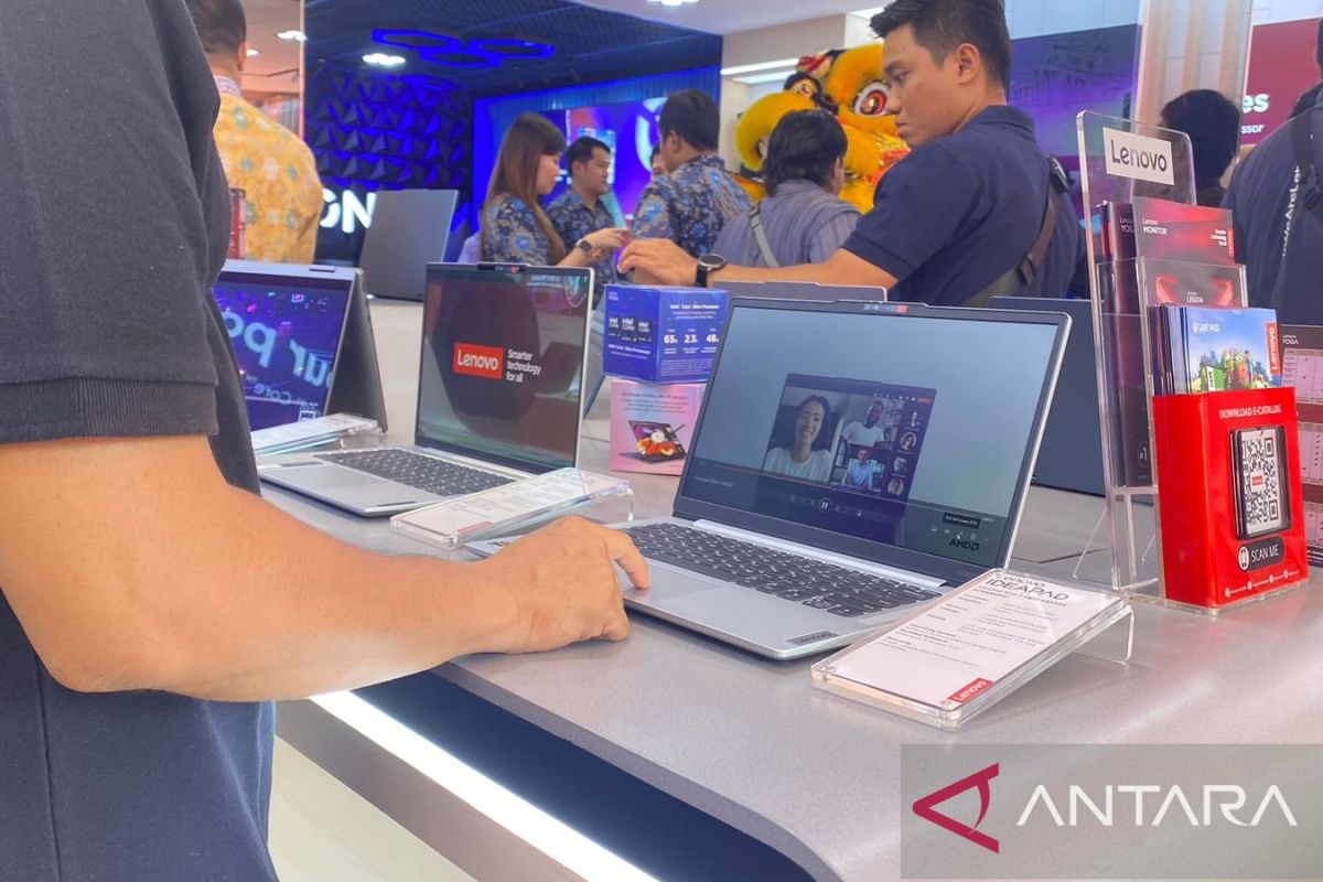 Pertama di Pekanbaru, Lenovo exclusive store persilahkan pelanggan coba produk unggulan