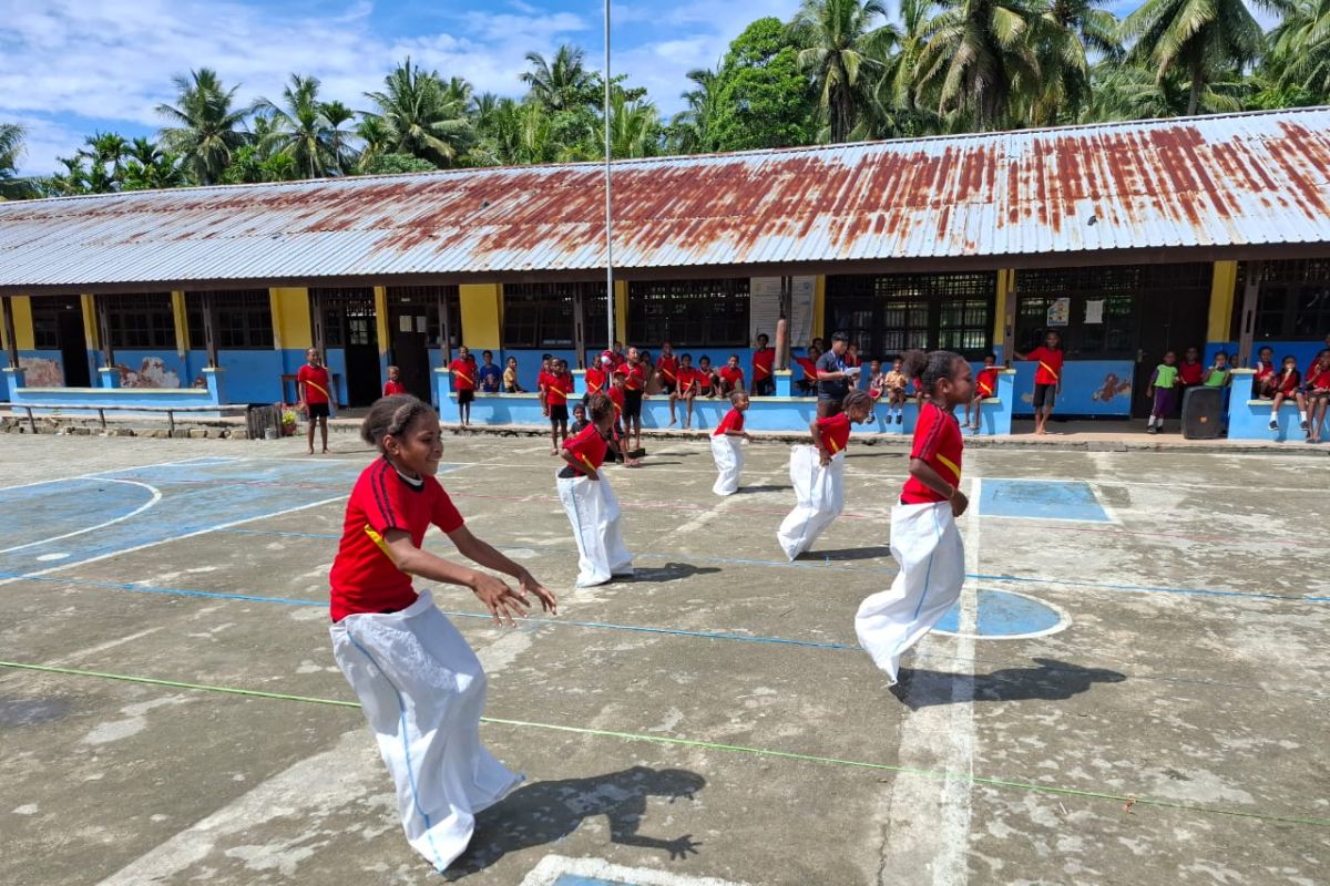 Prajurit Yonif 122/TS gelar lomba balap karung sambut HUT Ke-79 RI