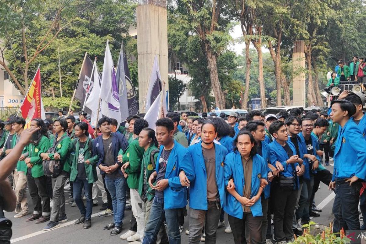 Mahasiswa dan polisi terlibat kericuhan setelah Sidang Paripurna