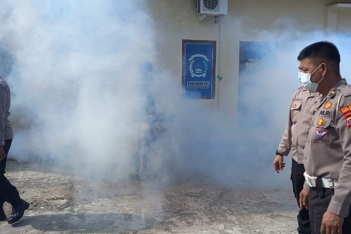 Polisi lakukan "fogging" berantas nyamuk penyebab DBD di Pesisir Barat