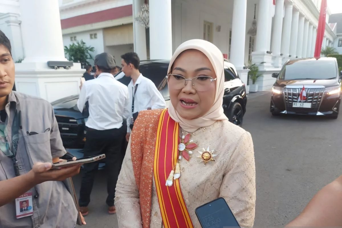 Menaker Ida Fauziyah tegaskan PHK jadi jalan terakhir hadapi krisis ekonomi global