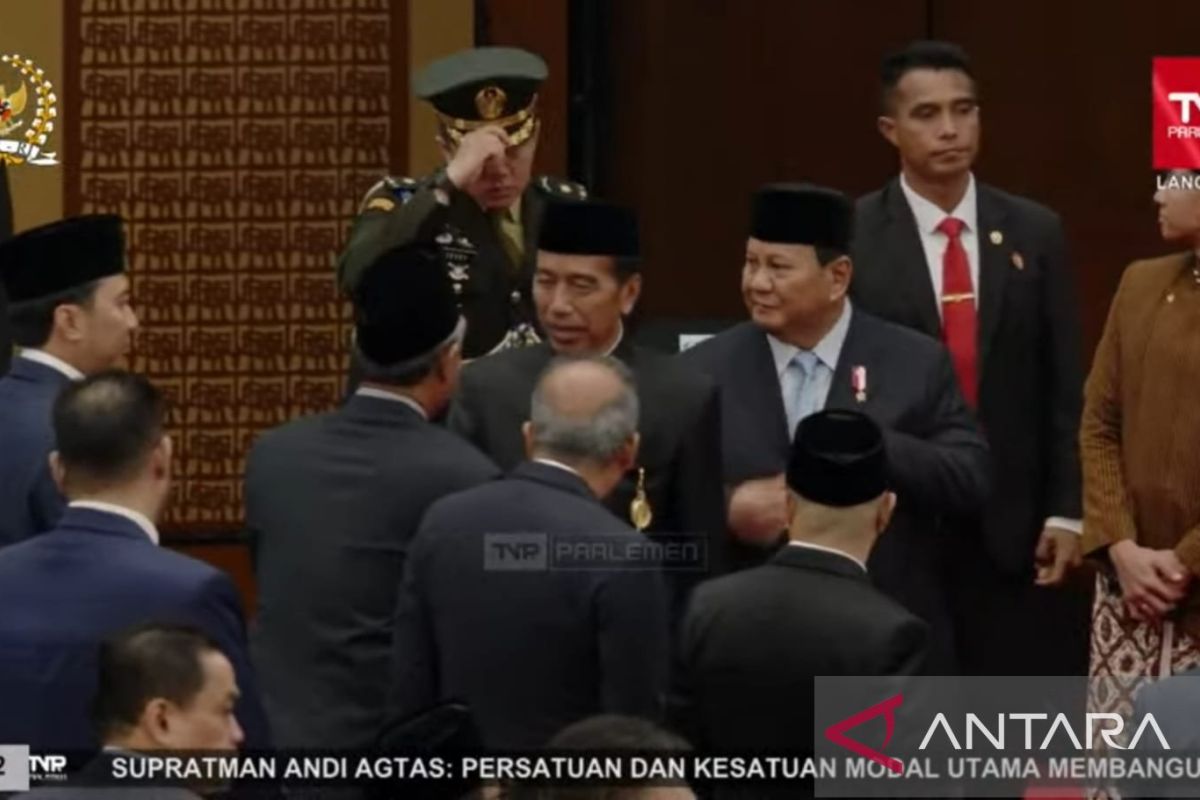 Prabowo dampingi Presiden Jokowi bersalaman dengan tamu undangan Sidang Tahunan