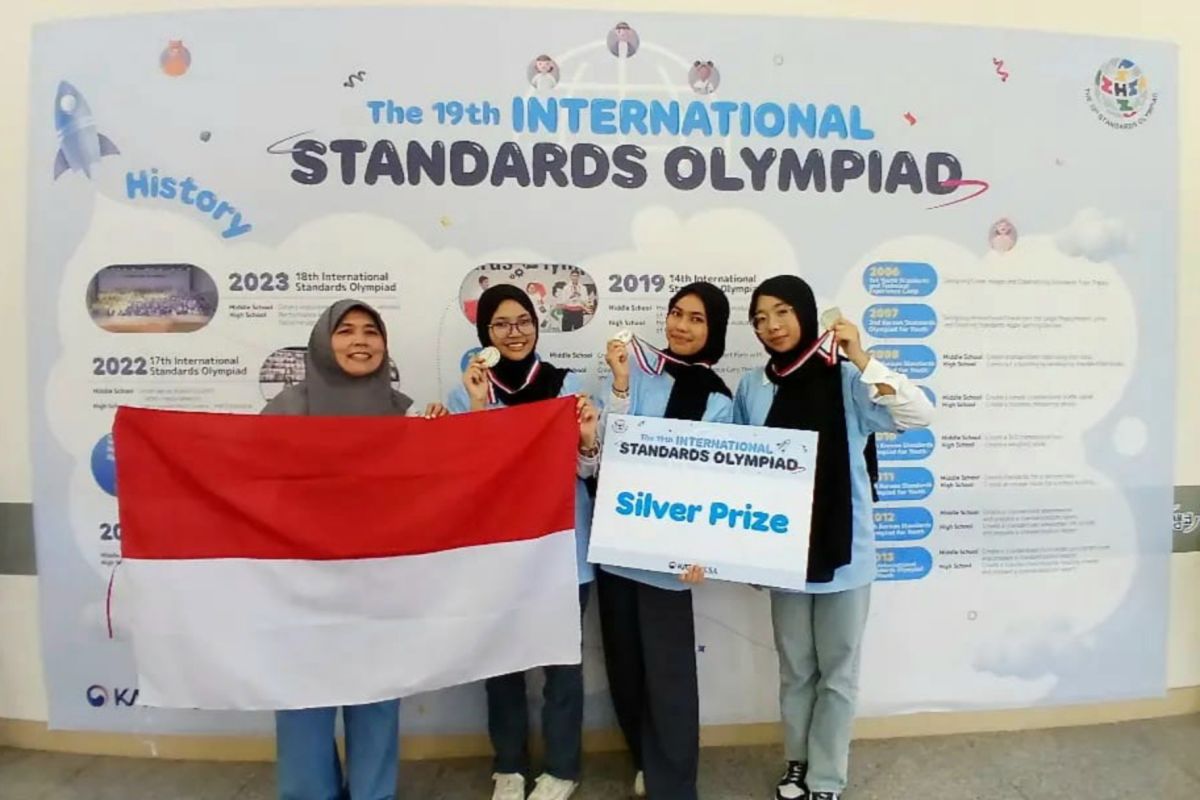 Tim Indonesia meraih medali pada olimpiade standar internasional