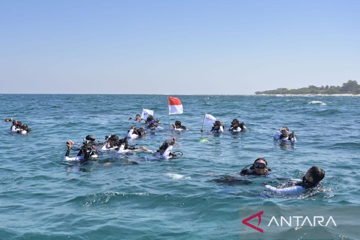 Pertamina International Shipping kibarkan Merah Putih di bawah laut Gili Tramena