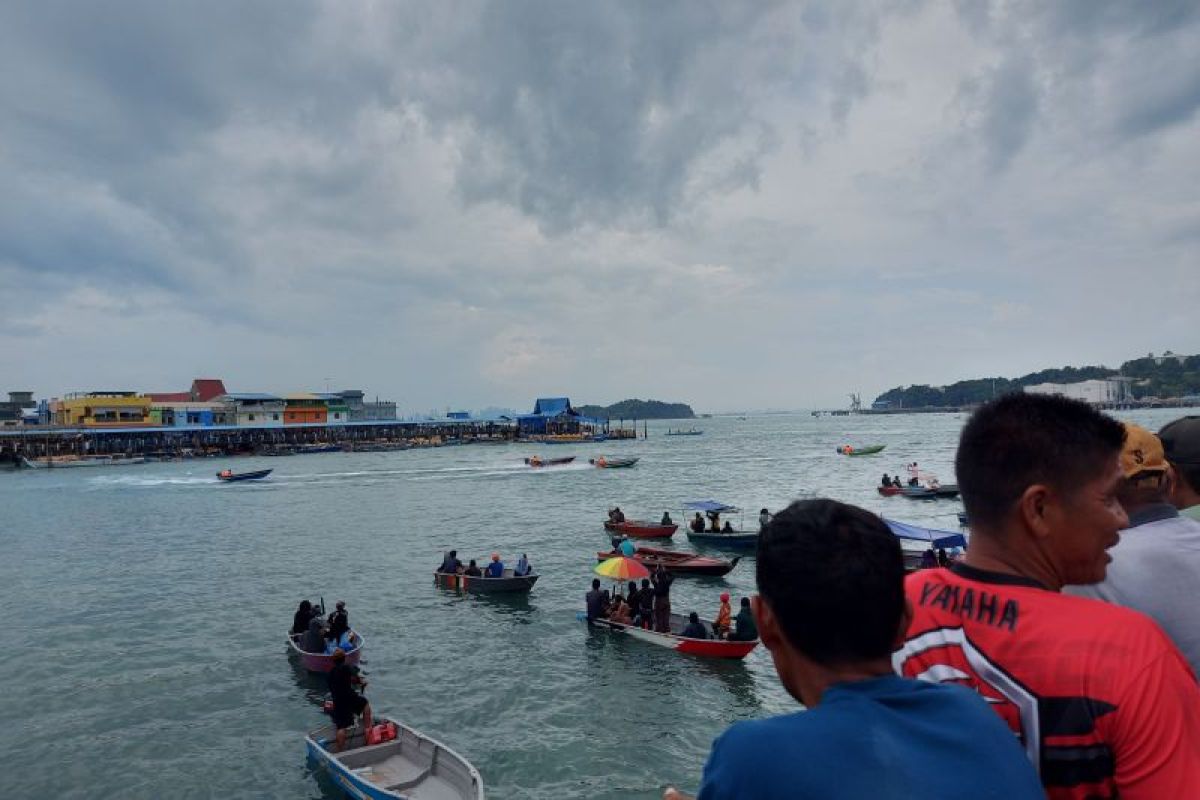 Pelabuhan Belakangpadang dipadati warga yang saksikan lomba 17 Agustus