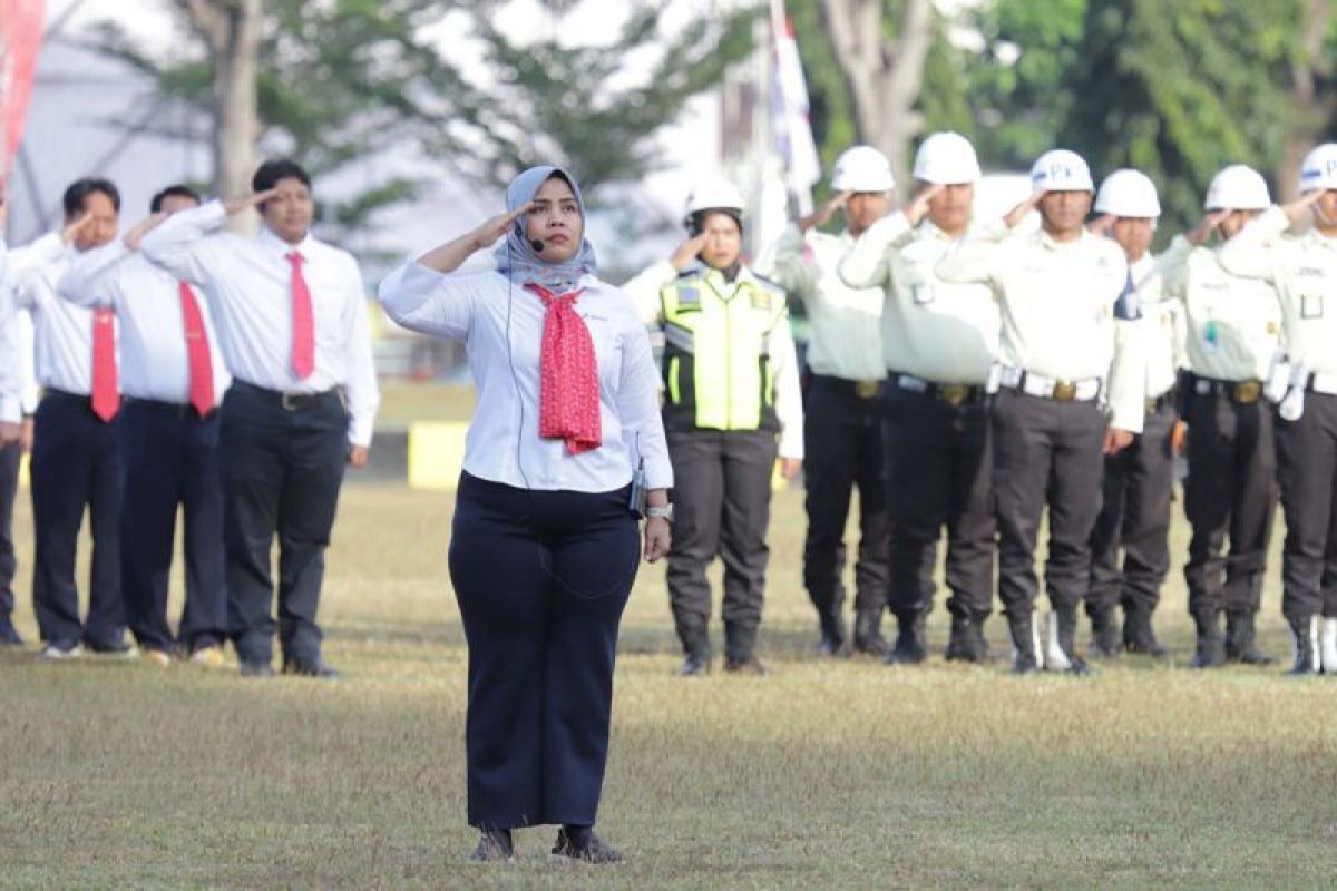 Seluruh petugas upacara HUT Ke-79 RI di Kilang Cilacap perempuan