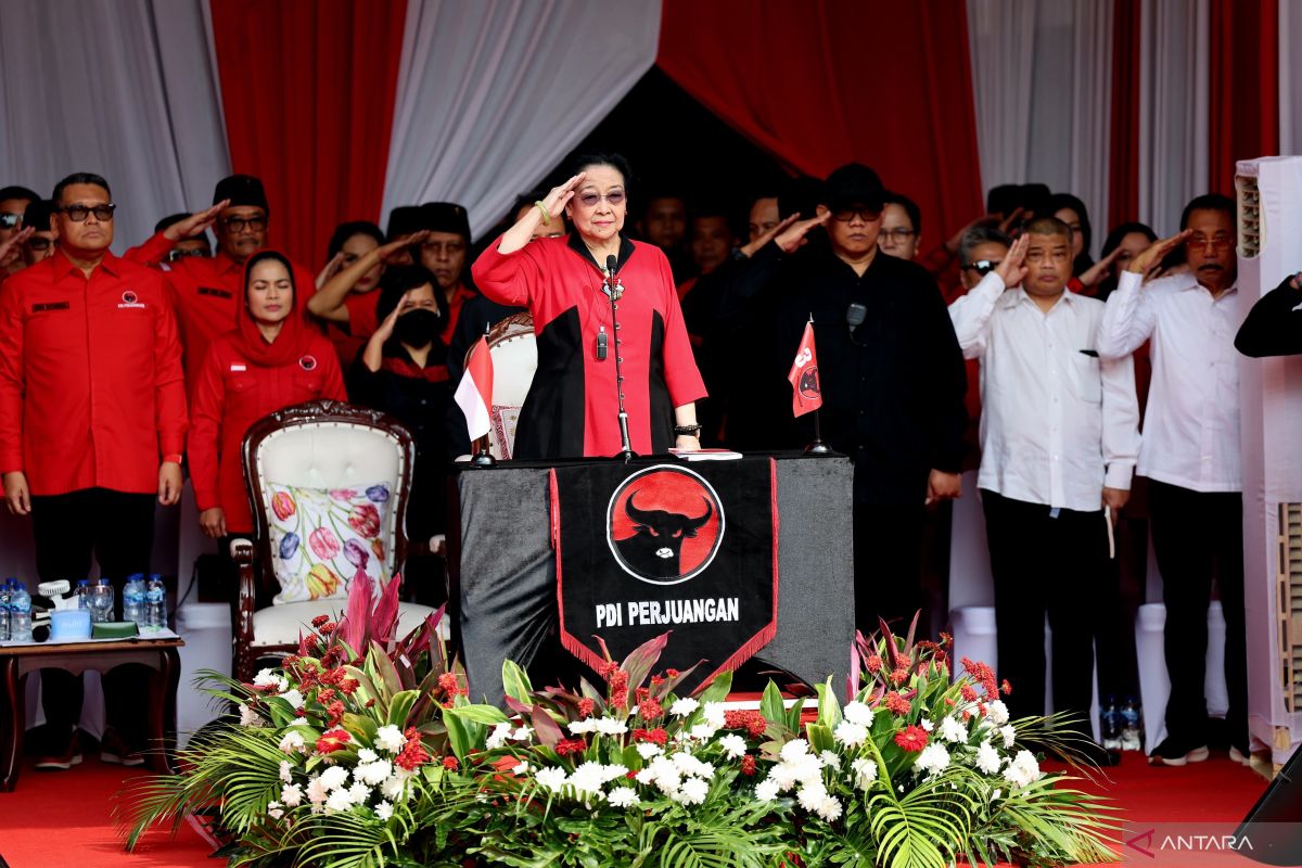 Ketum PDIP Megawati memimpin pengibaran bendera Merah Putih di Sekolah Partai PDIP