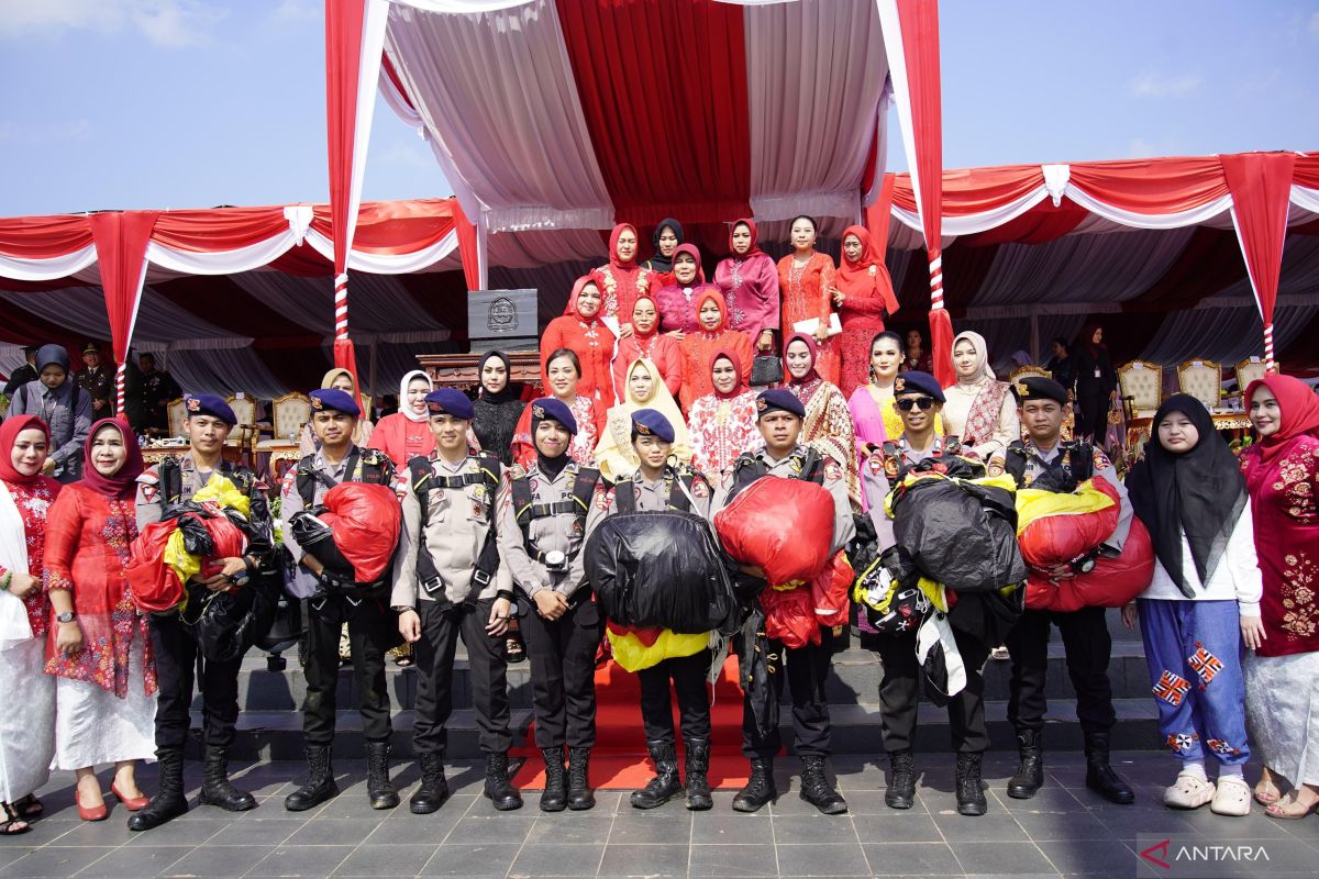 8 peterjun payung kibarkan 5 bendera di langit OKU Timur