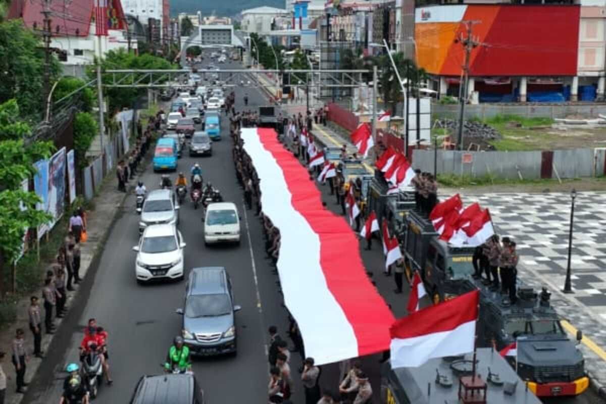 Ditsamapta Polda Sulawesi Utara bentangkan bendera Merah Putih ukuran 79 meter