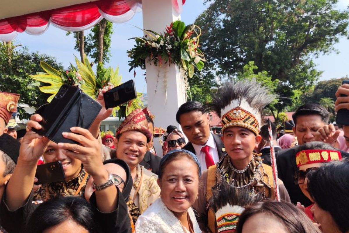 Gibran sapa-berswafoto bersama tamu undangan di Istana Merdeka Jakarta