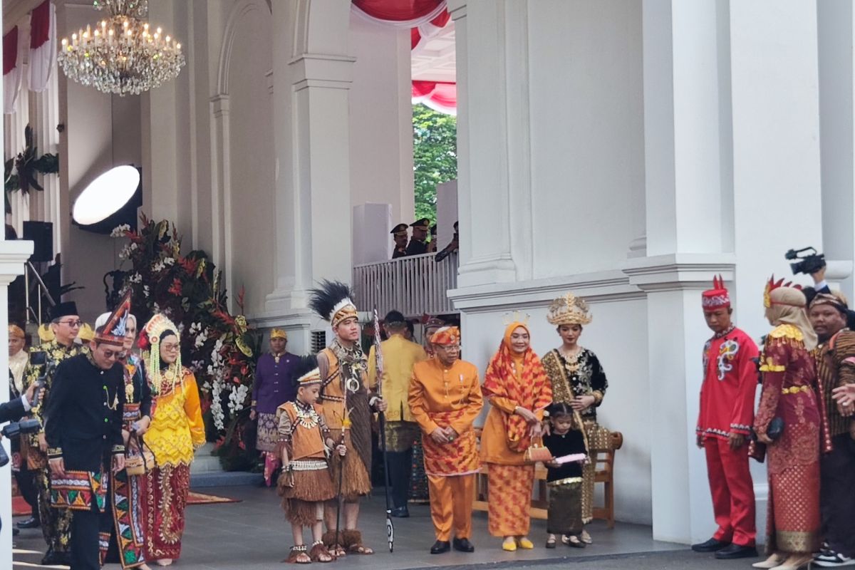 Wapres Ma'ruf Amin kenakan busana adat Pontianak hadiri upacara di Istana Merdeka