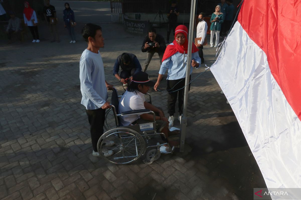 Puluhan disabilitas gelar upacara HUT ke-79 RI di Taman Ayu Lombok Barat