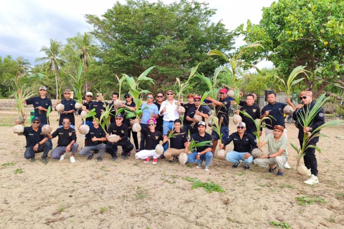 Komunitas di Labuan Bajo tanam pohon kelapa peringati HUT RI