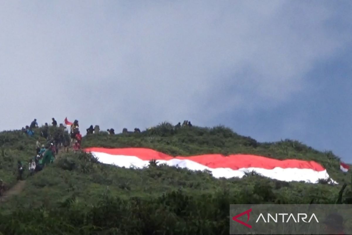 Spektakuler, seribuan pendaki  bentangkan bendera raksasa di Gunung Kaba Bengkulu