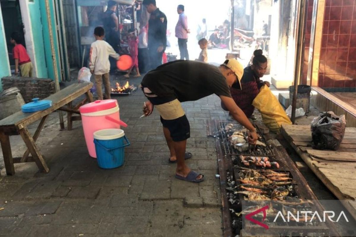 Warga Paotere menggelar lomba bakar ikan peringati HUT ke-79 RI