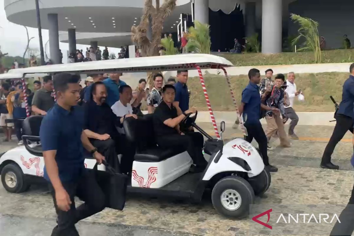 Presiden Jokowi dan Surya Paloh gunakan mobil boogie tinjau Plaza Ceremony IKN