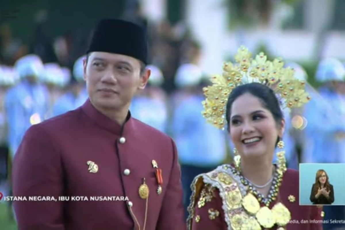 Presiden Jokowi hadiahi AHY dan istri sepeda karena berbusana terbaik