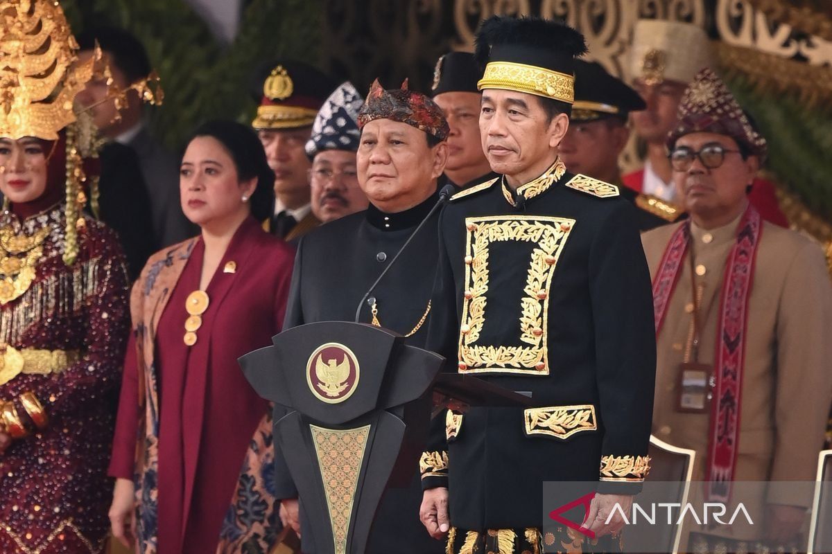 Presiden kenakan baju adat Kustim Kaltim saat upacara di IKN