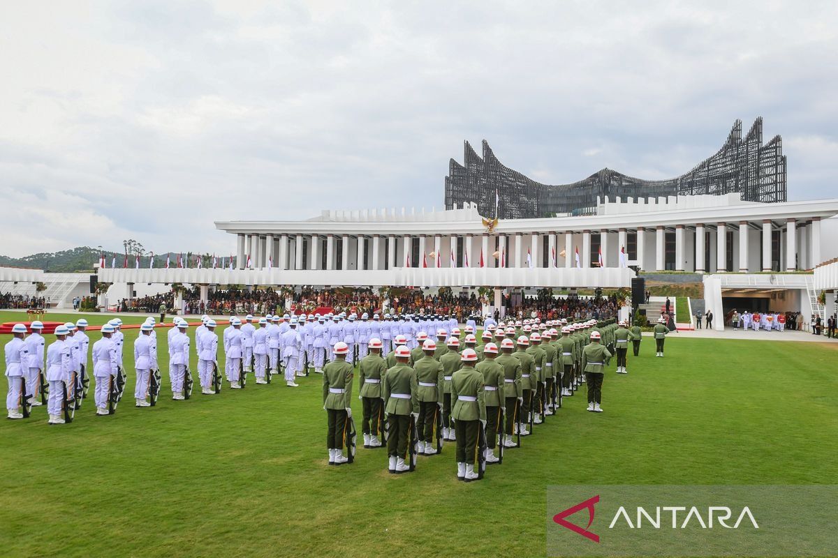 TNI AU tampilkan atraksi pesawat tempur F16