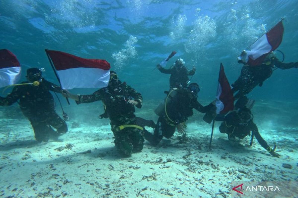 Korem 162/WB gelar parade bendera bawah laut di perairan Pulau Moyo Lombok