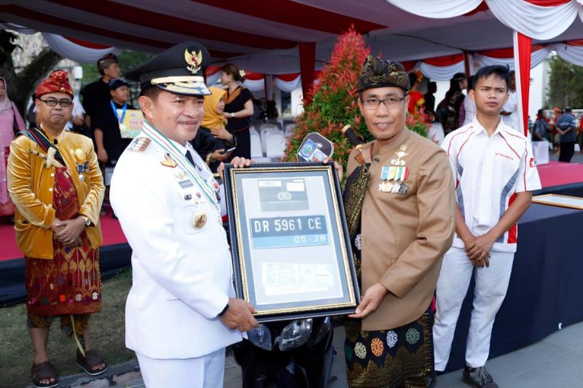 SMKN 3 Mataram hibahkan sepeda motor hasil konversi ke Pemprov NTB