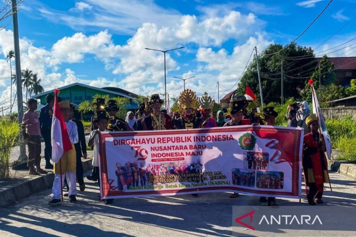 Pawai budaya ditampilkan demi meriahkan perayaan kemerdekaan di Perbatasan Natuna-Kepri