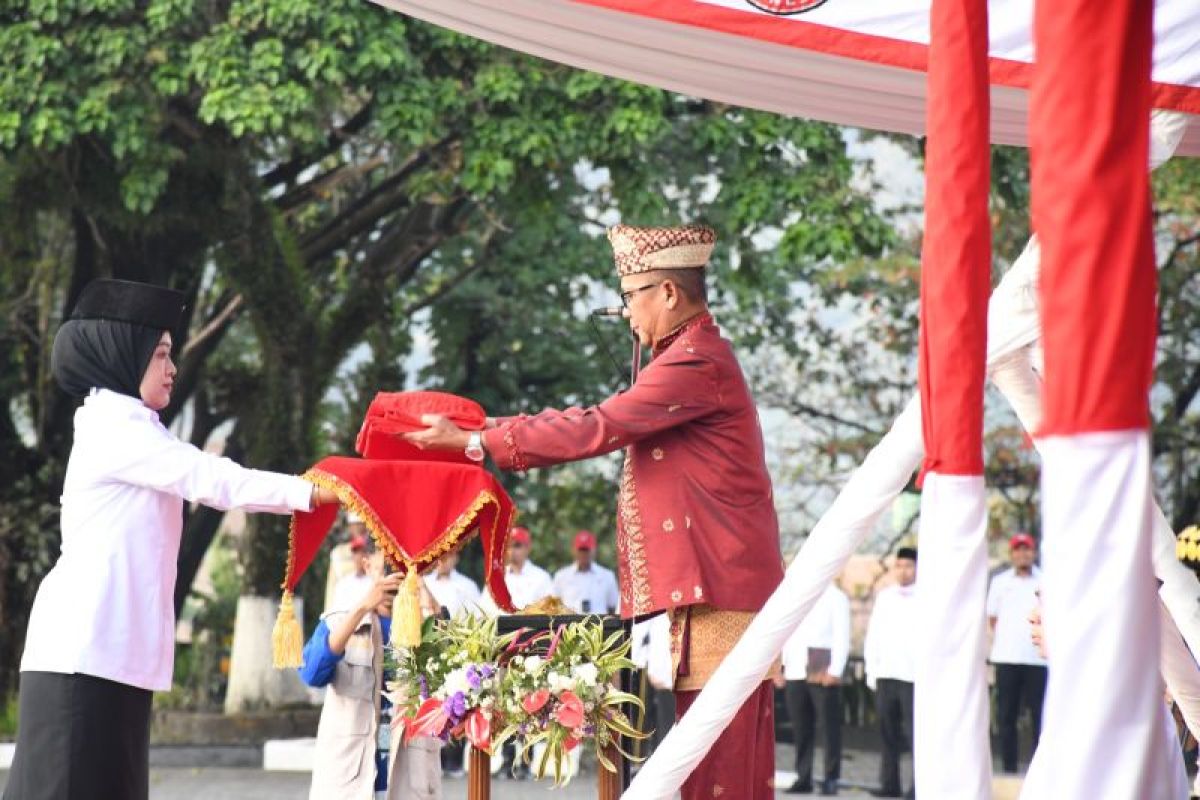 Upacara HUT ke-79 Kemerdekaan RI, Direksi dan Komisaris PT Semen Padang kompak tampil dengan pakaian adat