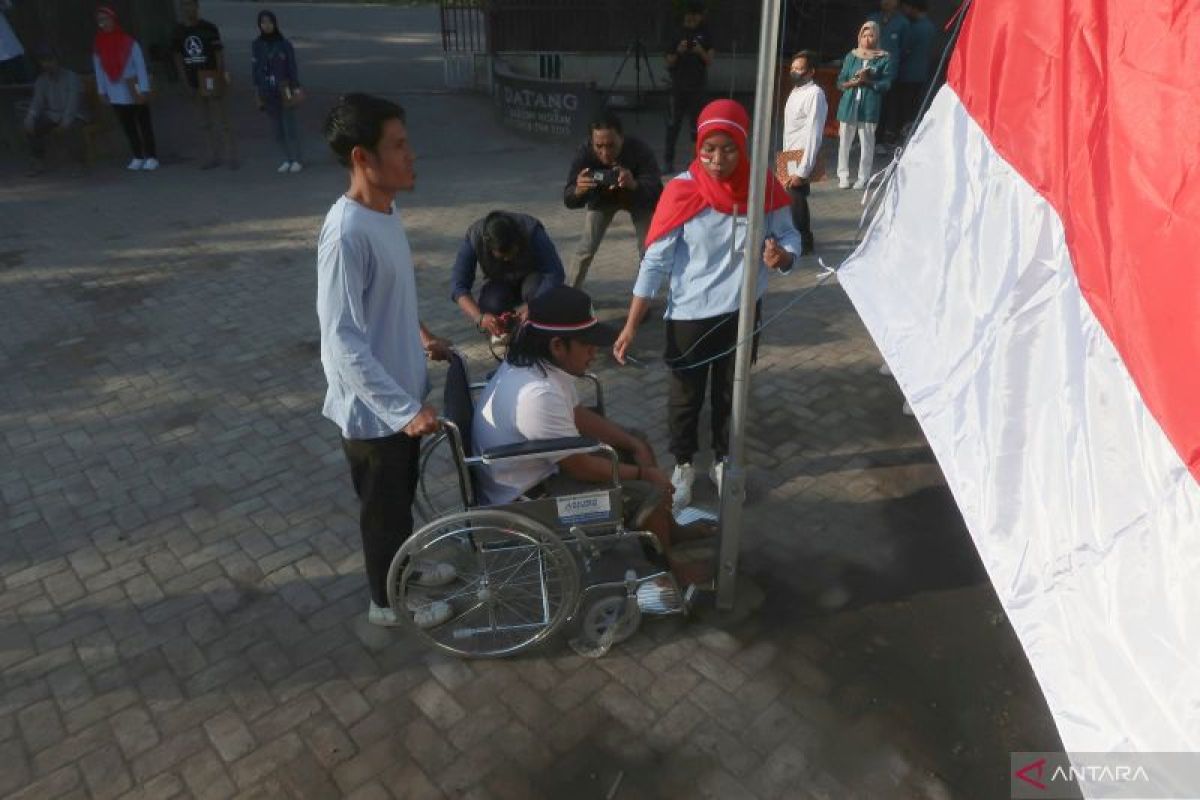 Sikap sempurna di bawah Bendera Merah Putih