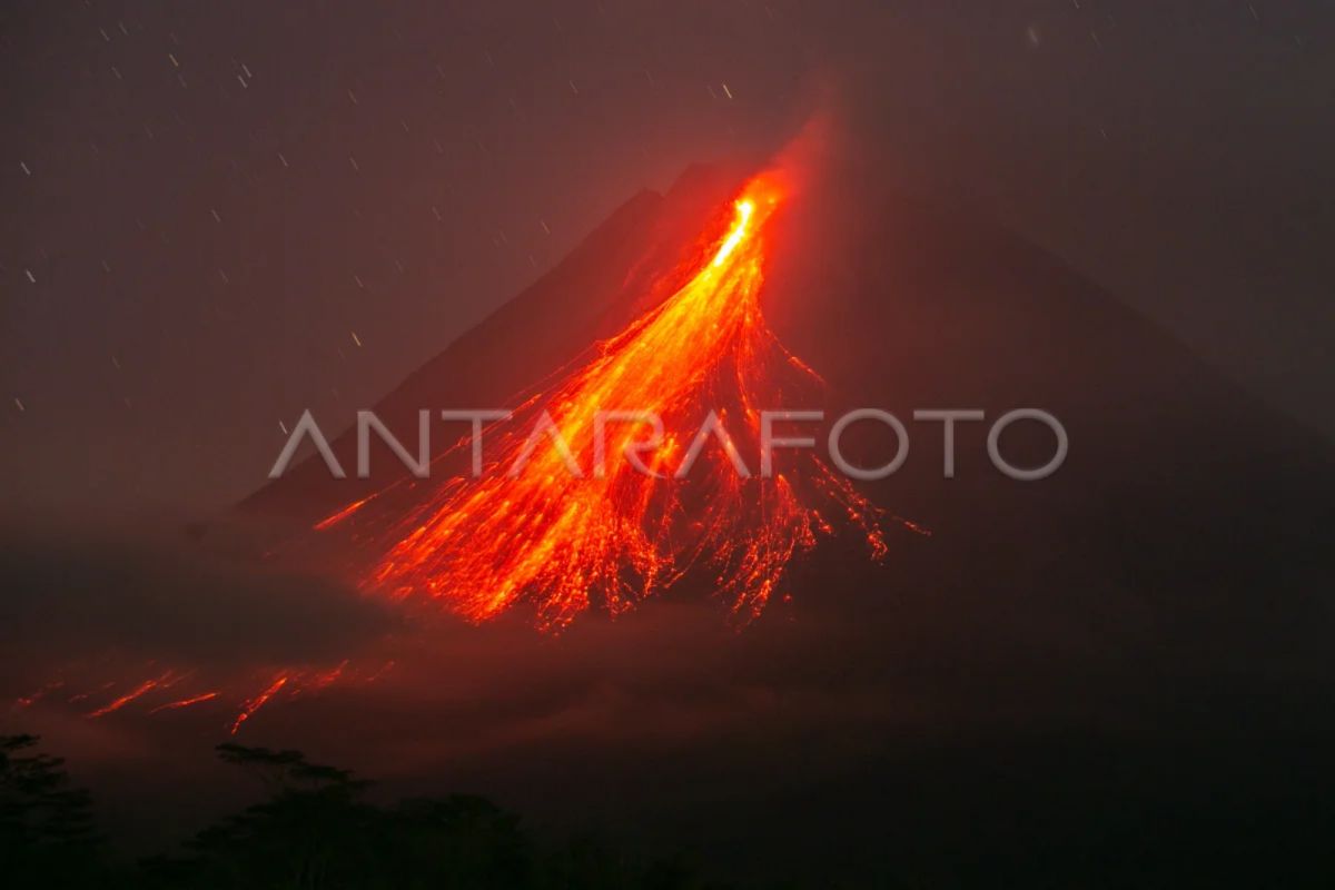 Guguran lava meluncur 13 kali dari Gunung Merapi sejauh