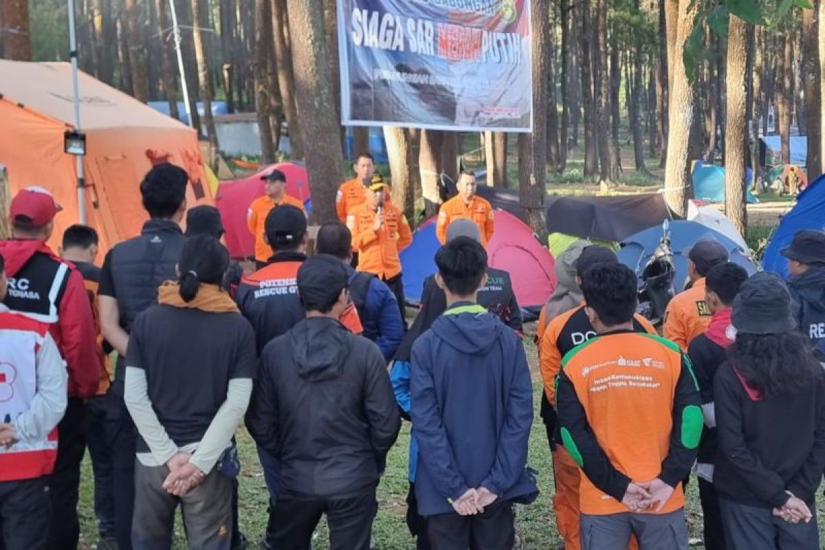 Basarnas: 3.380 pendaki mengikuti upacara bendera di Gunung Latimojong