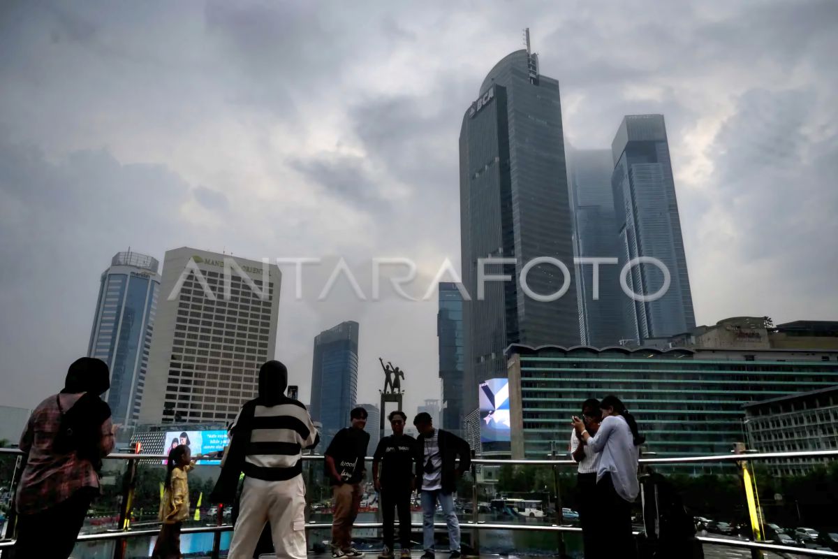 Hujan disertai angin kencang terpa Indonesia