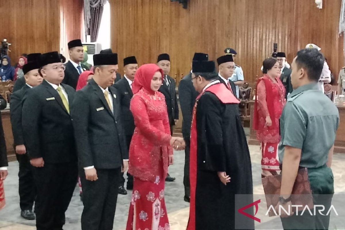 Resmi dilantik, Siti Mukaromah Ketua DPRD Kobar sementara