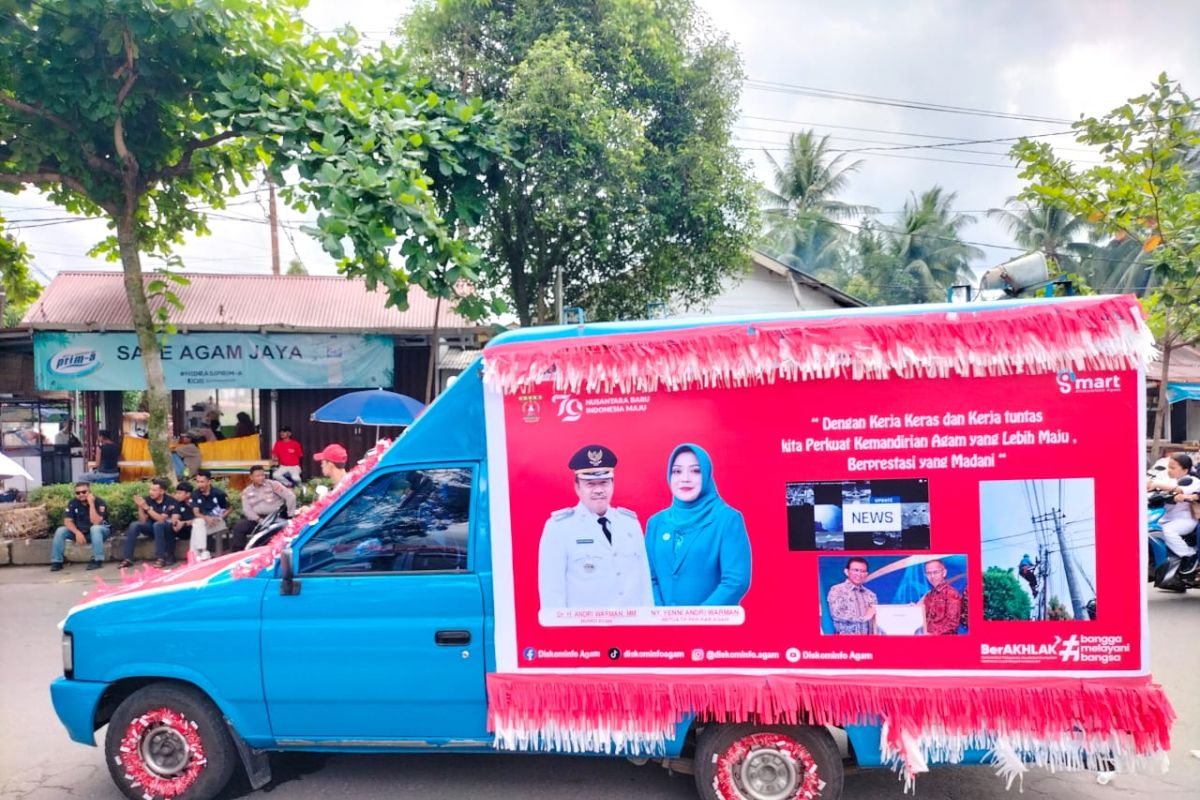 Diskominfo Agam tampilkan capaian program prioritas bupati saat pawai alegoris