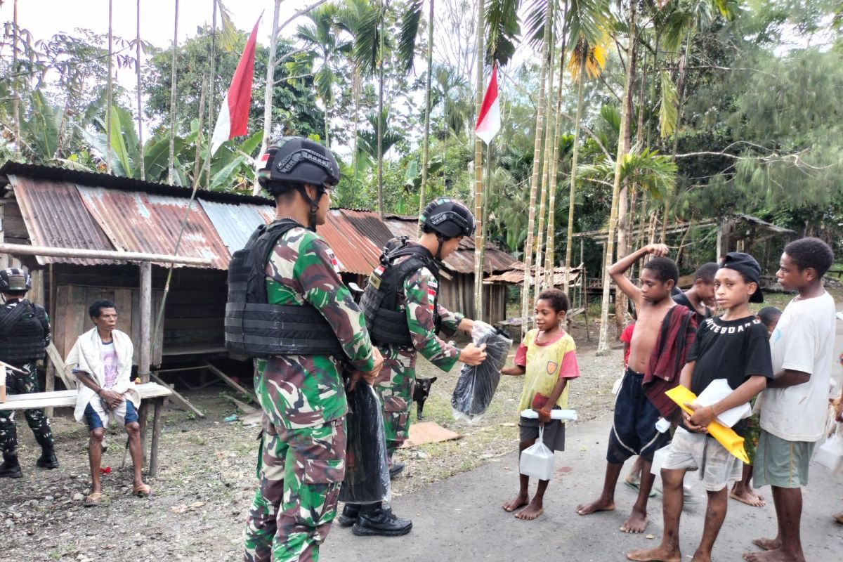 Yonif 122/TS beri bantuan peralatan belajar anak-anak di Keerom