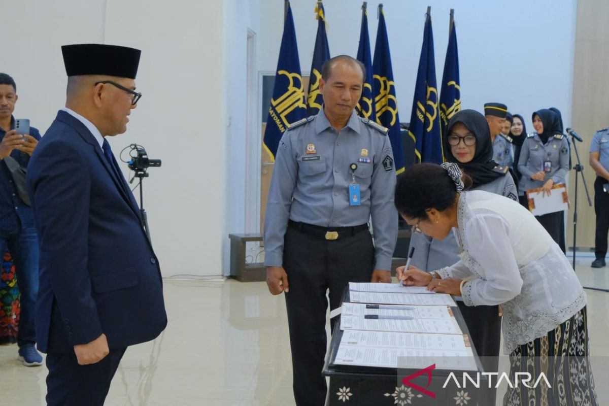 Kemenkumham NTB mengambil sumpah WNA Timor Leste jadi WNI