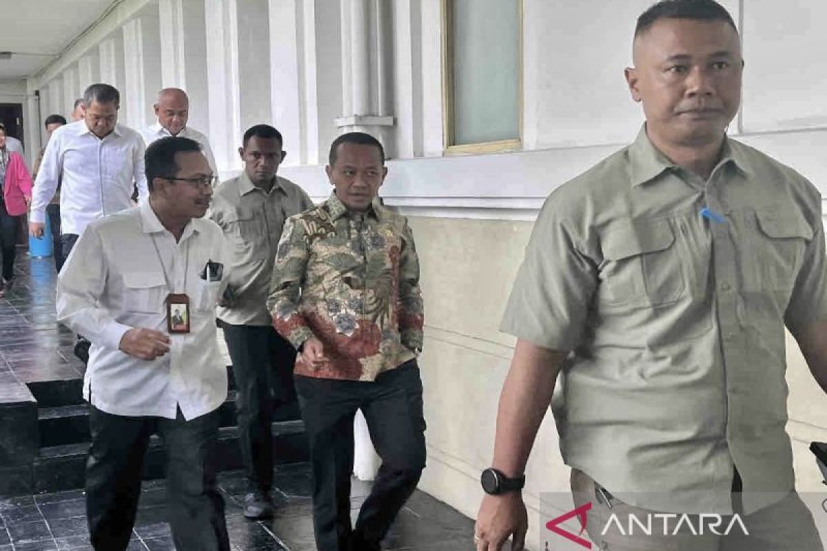 Bahlil melakukan rapim bersama jajaran kementerian ESDM di hari pertama kerja