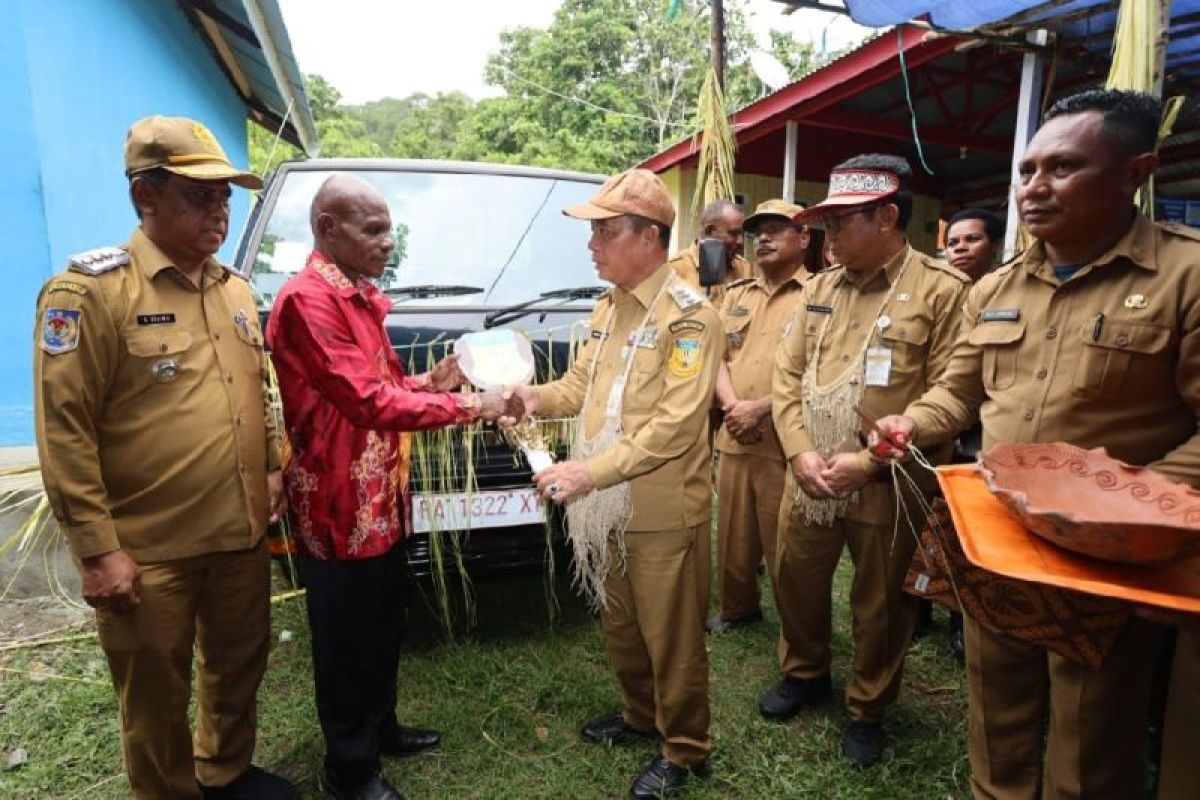 Pemprov Papua hibahkan kendaraan operasional ke pelaku usaha IKM