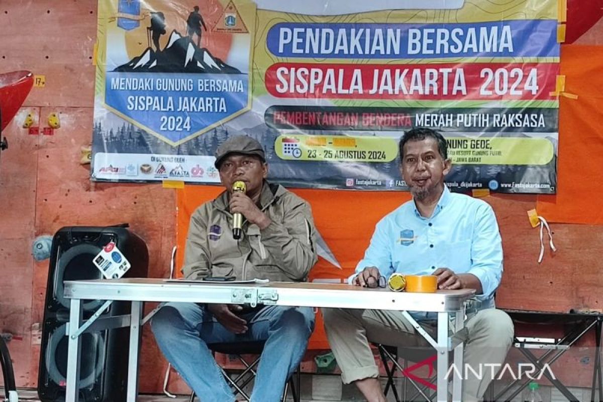 Ratusan Sispala Jakarta bentangkan bendera raksasa