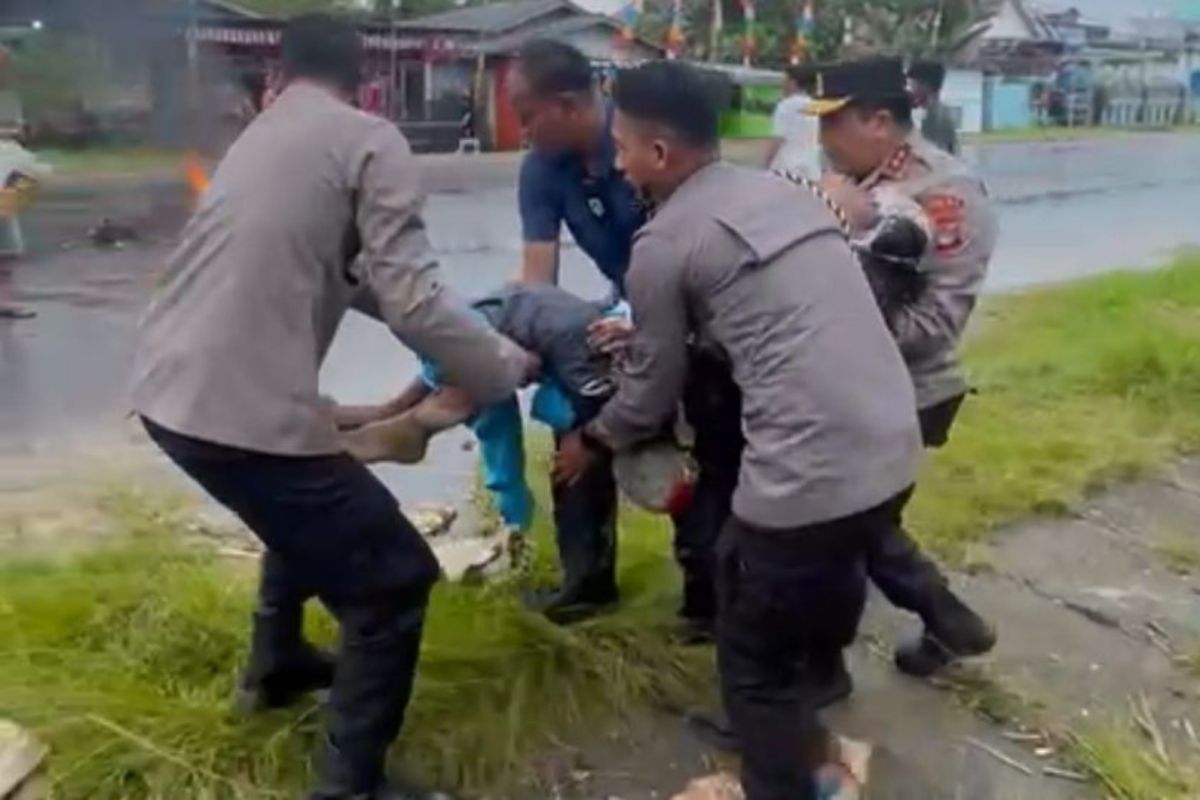 Kapolda Kaltara bersama Personel Polresta Bulungan terjun langsung bantu warga laka lantas di Sabanar