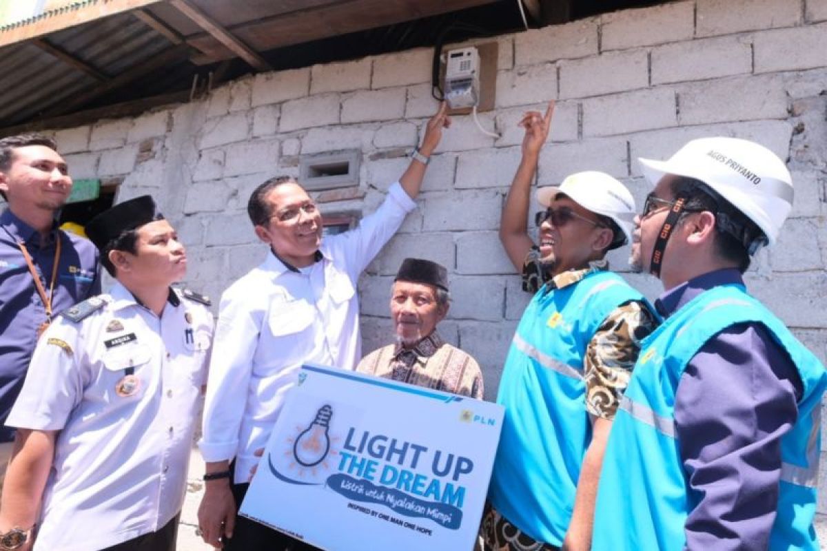 PLN bantu menyalakan sambungan listrik 60 rumah di tiga kabupaten Sulsel