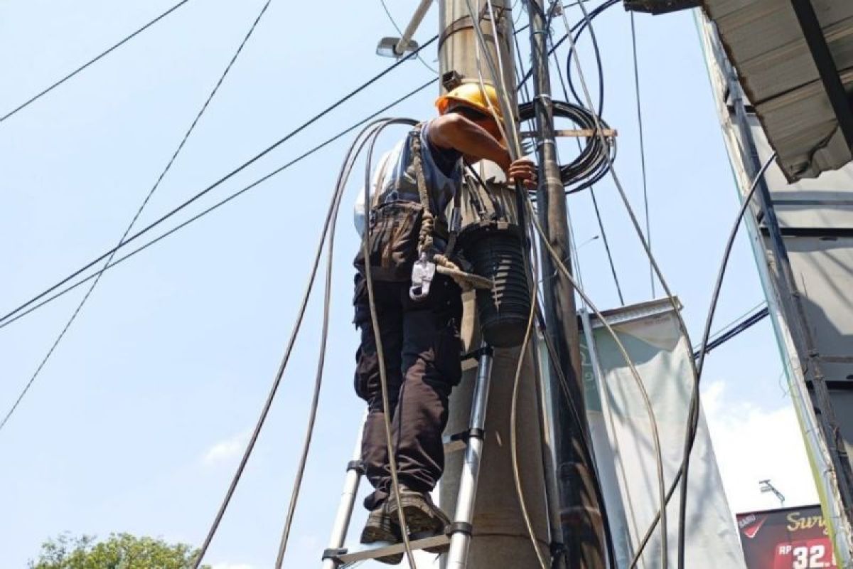 PLN Icon Plus lakukan perapihan dan simplikasi kabel fiber optik di Rembang