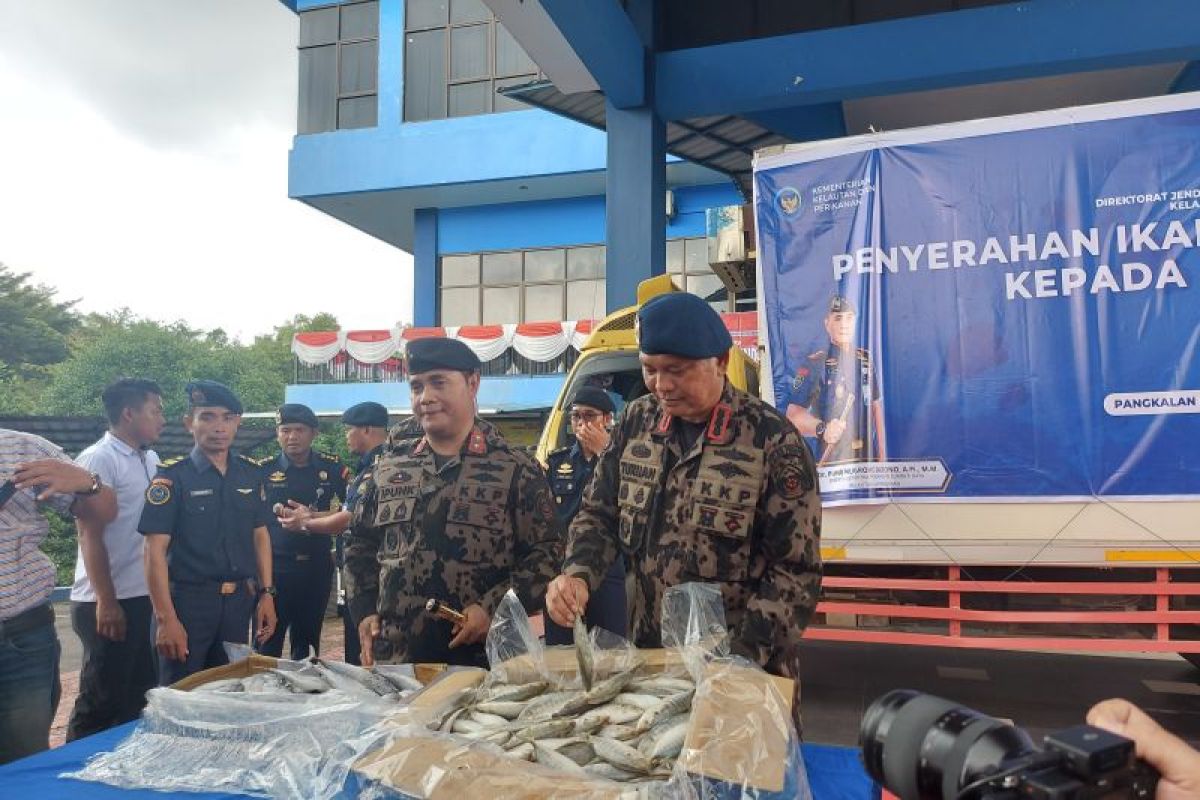 KKP bagikan 4 ton ikan hasil pengawasan kepada warga Batam