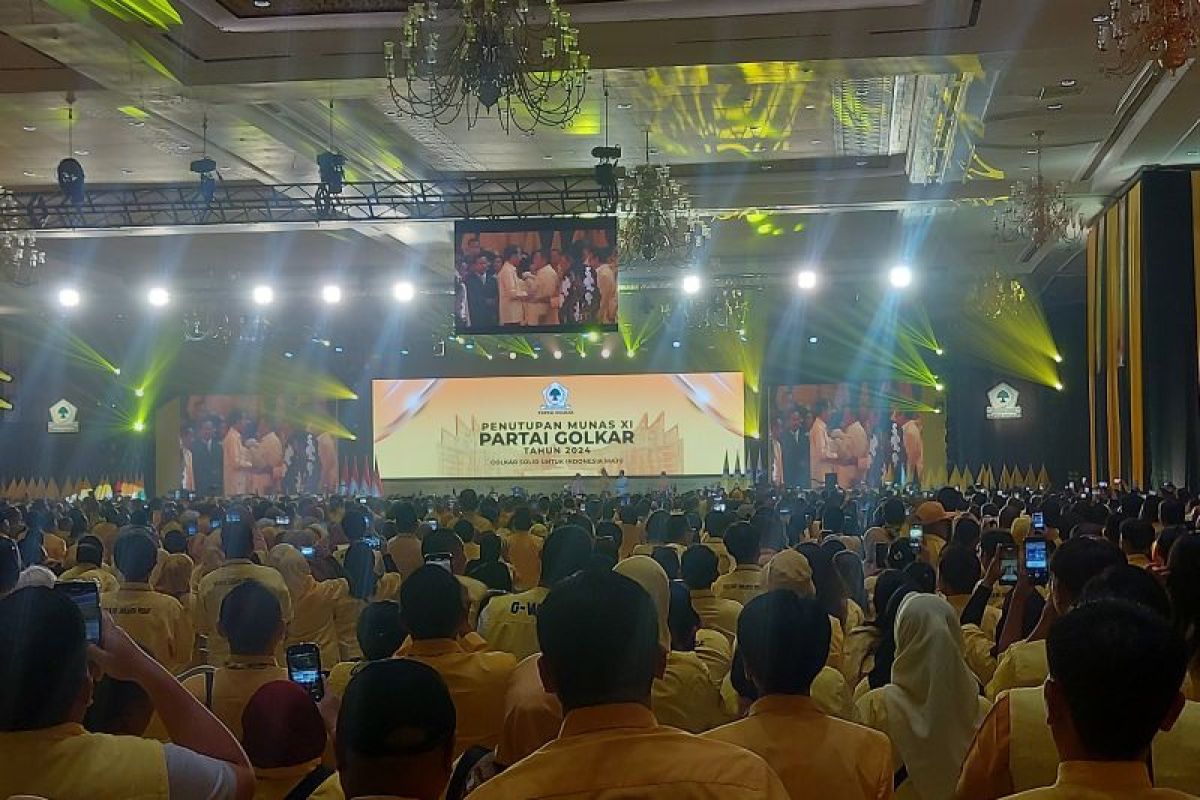 Presiden Jokowi berpakaian baju kuning saat hadiri penutupan Munas Golkar