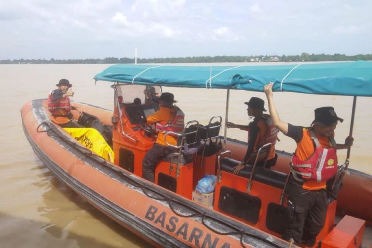 Tim Basarnas Pekanbaru cari anak buah kapal terjatuh ke sungai