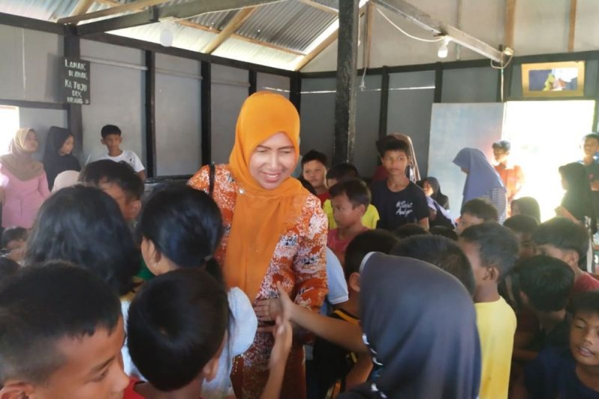 Ketua P2TP2A Pesisir Selatan serahkan bantuan kepada anak-anak korban banjir