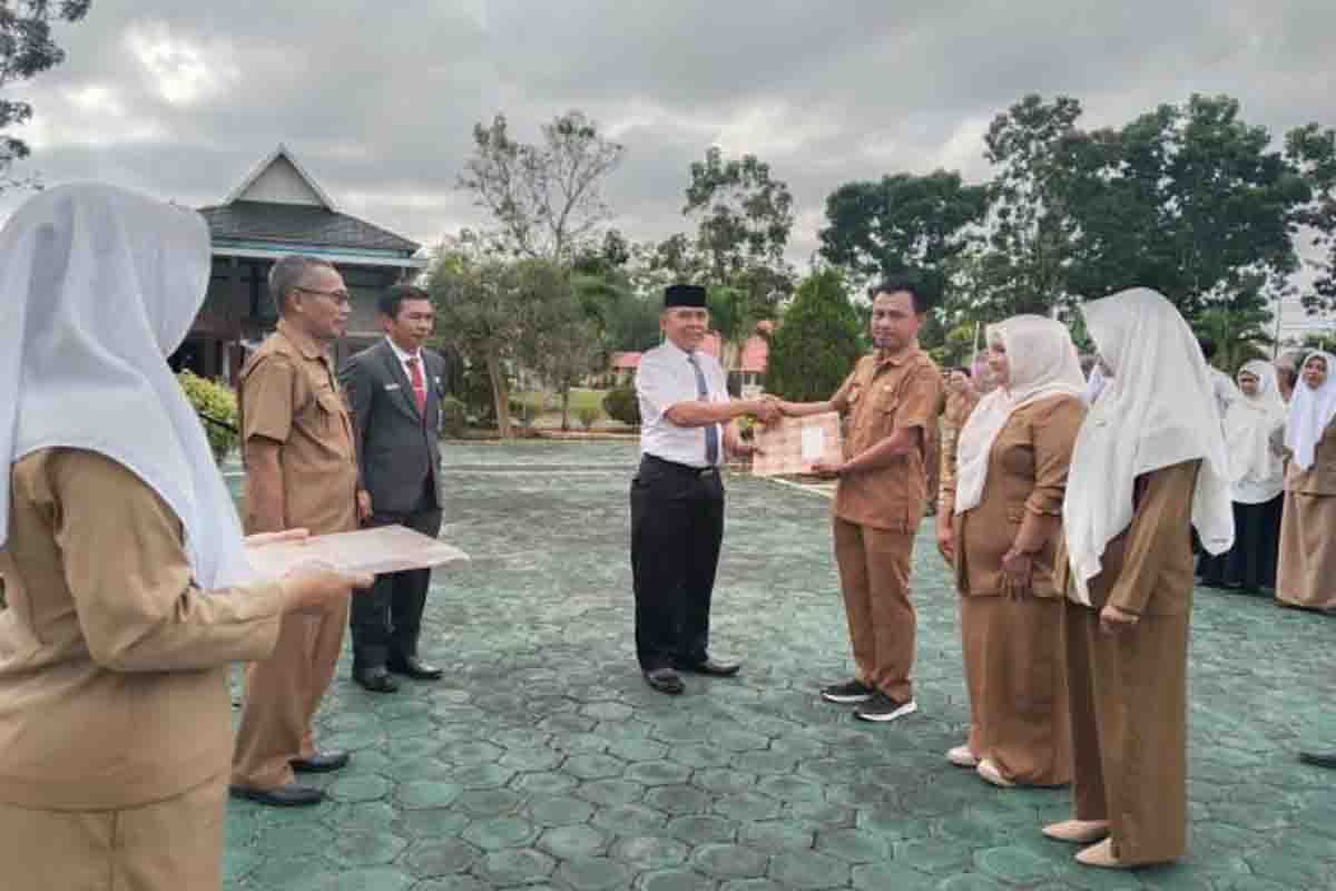 Disdikbud Kobar serahkan sertifikat profesional kepada sejumlah guru