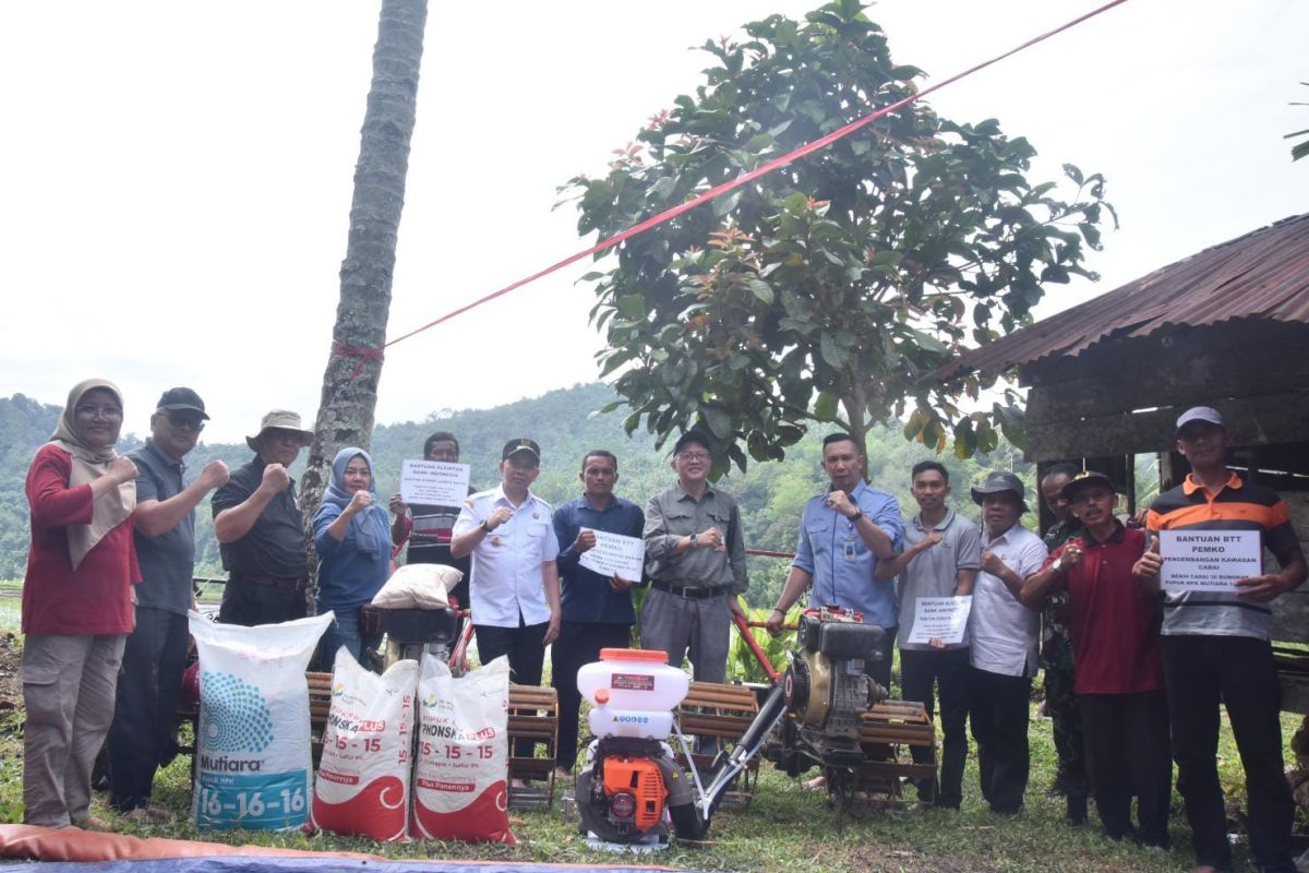 Bank Indonesia bantu 12 alsintan untuk petani terdampak banjir di Sawahlunto