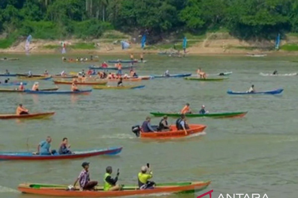 Nelayan Musi Banyuasin ramaikan lomba balap perahu