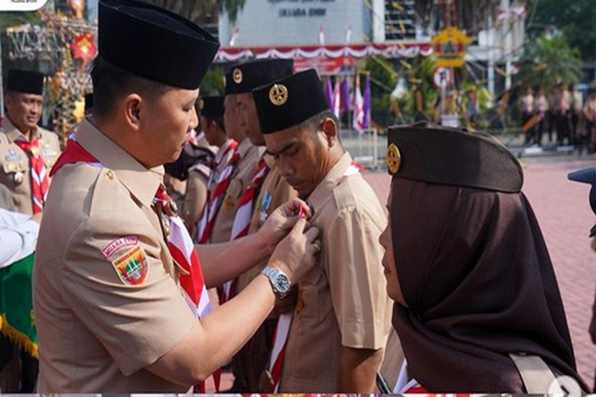 Pj Bupati Muara Enim sematkan Lencana Darma Bakti Pramuka